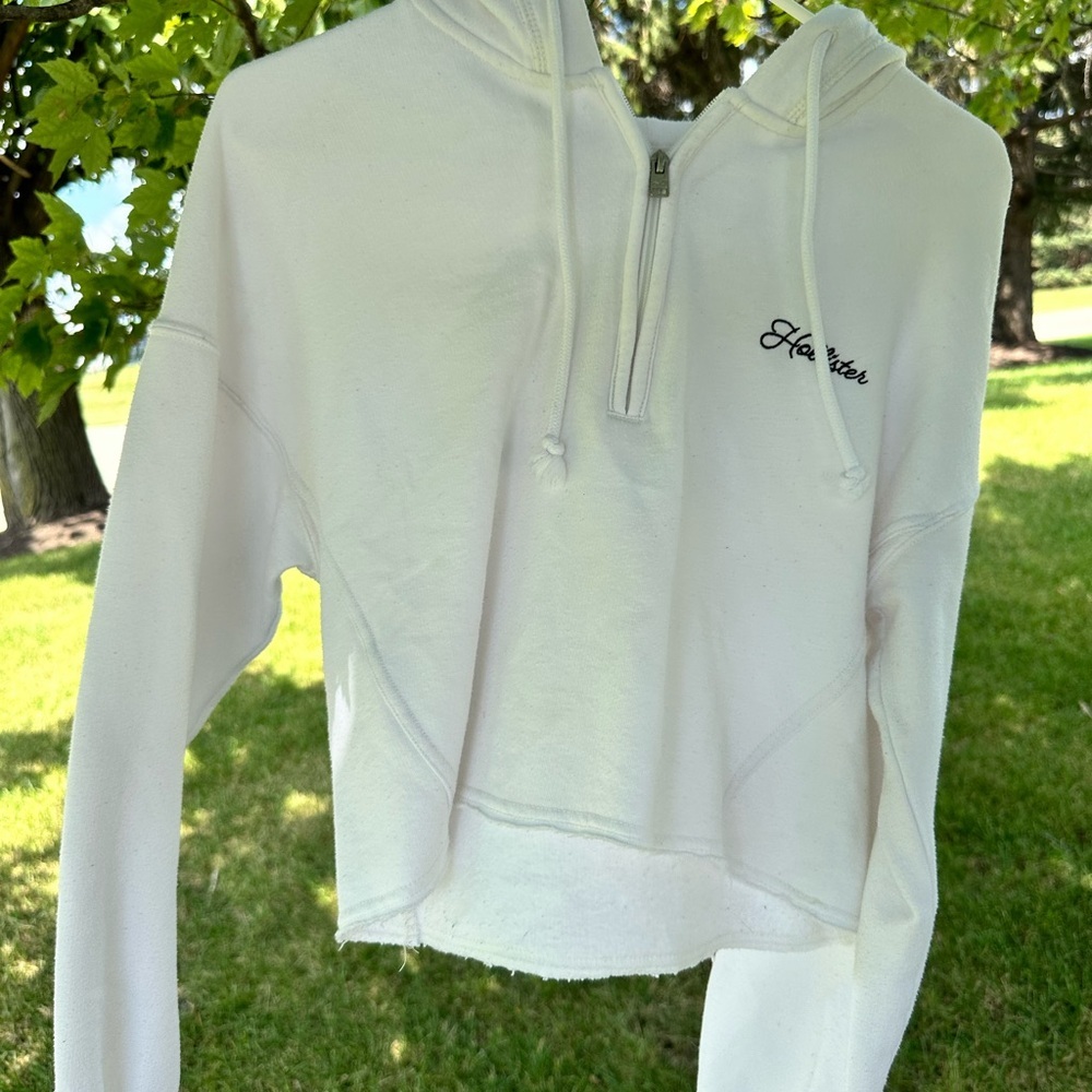 Hollister White Pullover Short Sweatshirt Hoodie Raw Hem Front Zip Small